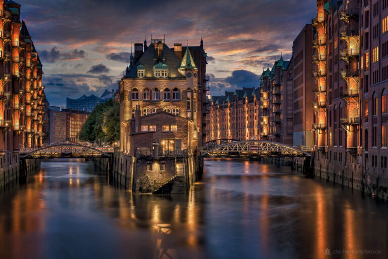 Architektur, Burg, Draußen, Dunkel, Gebäude, HDR (extrem), Stadt, braun, grau, schwarz, www.das-hamburg-foto.de, www.leinwandbild.hamburg, www.web-2000.info