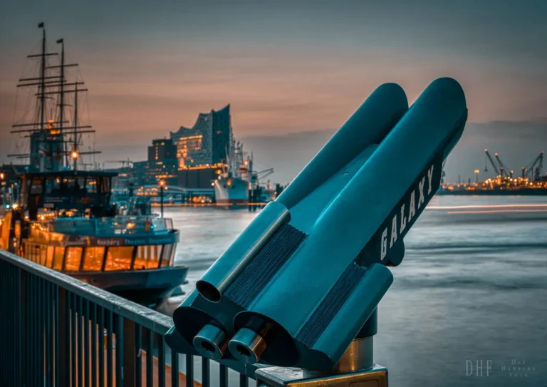 Blick in den Hamburger Hafen mit Elbphilharmonie und Cap San Diego - Wandbild Hamburg