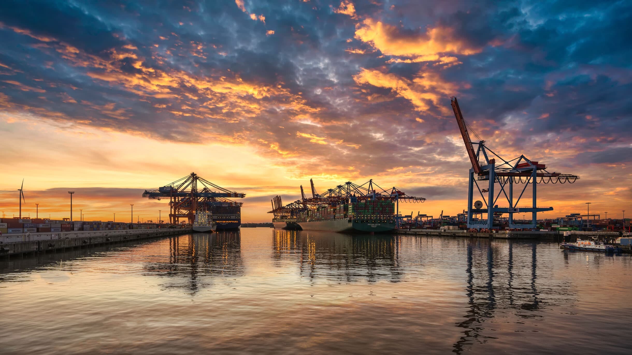 Sonnenuntergang im Hamburger Hafen. Herrliche Farben lassen den Hafen Hamburg in einem warmen Licht erstrahlen.