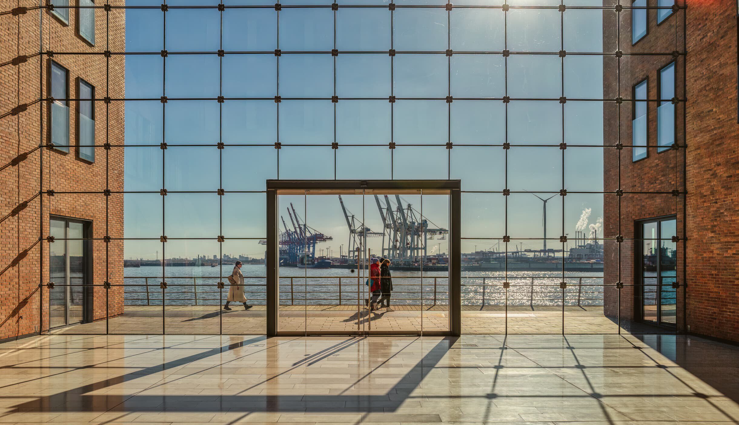 Hamburg Fenster mit Hafenblick und Elbe. Im Hintergrund sieht man die großen Schiffe, die jeden Tag Hamburg anlaufen