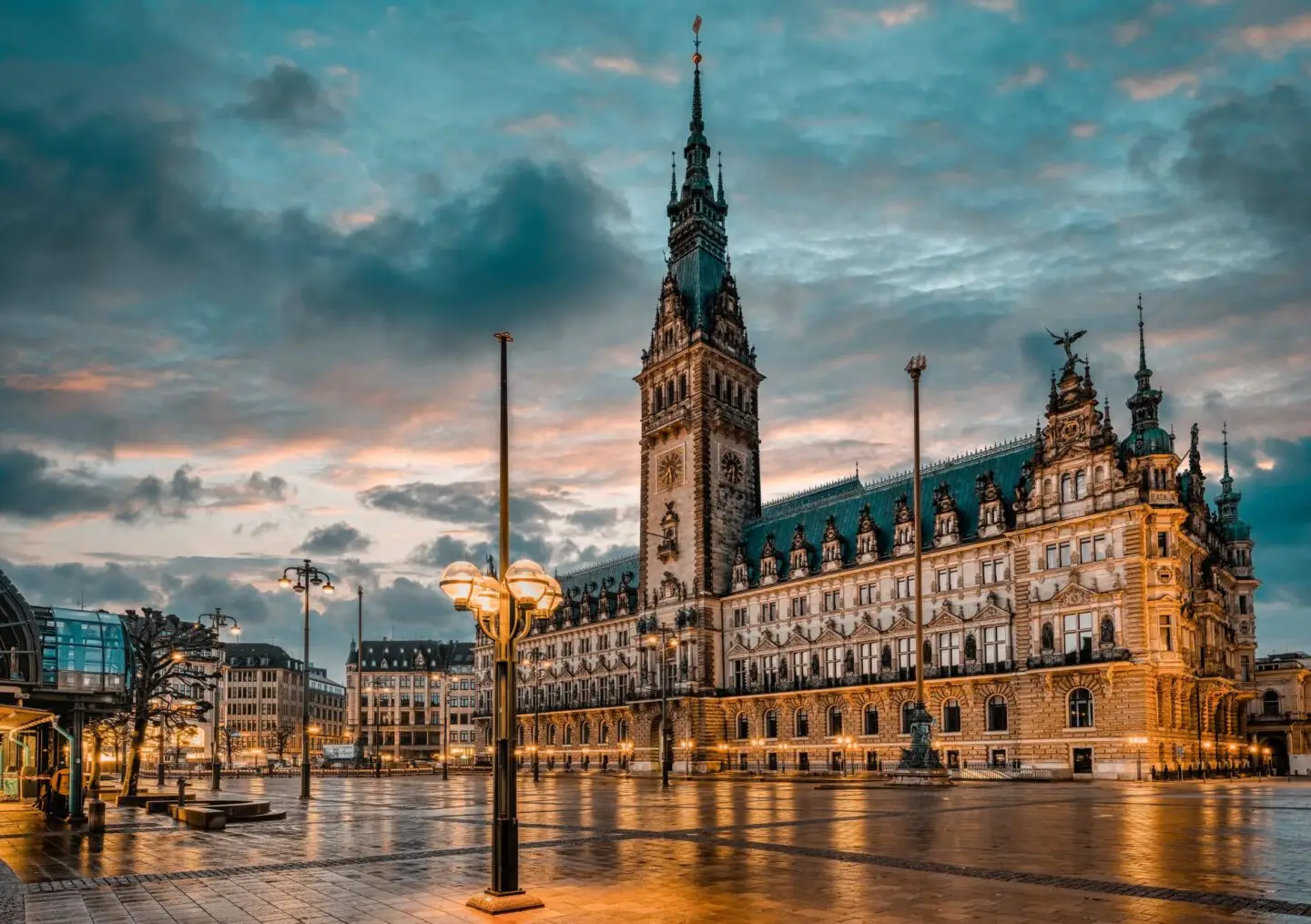 Das Hamburger Rathaus am frühen Morgen