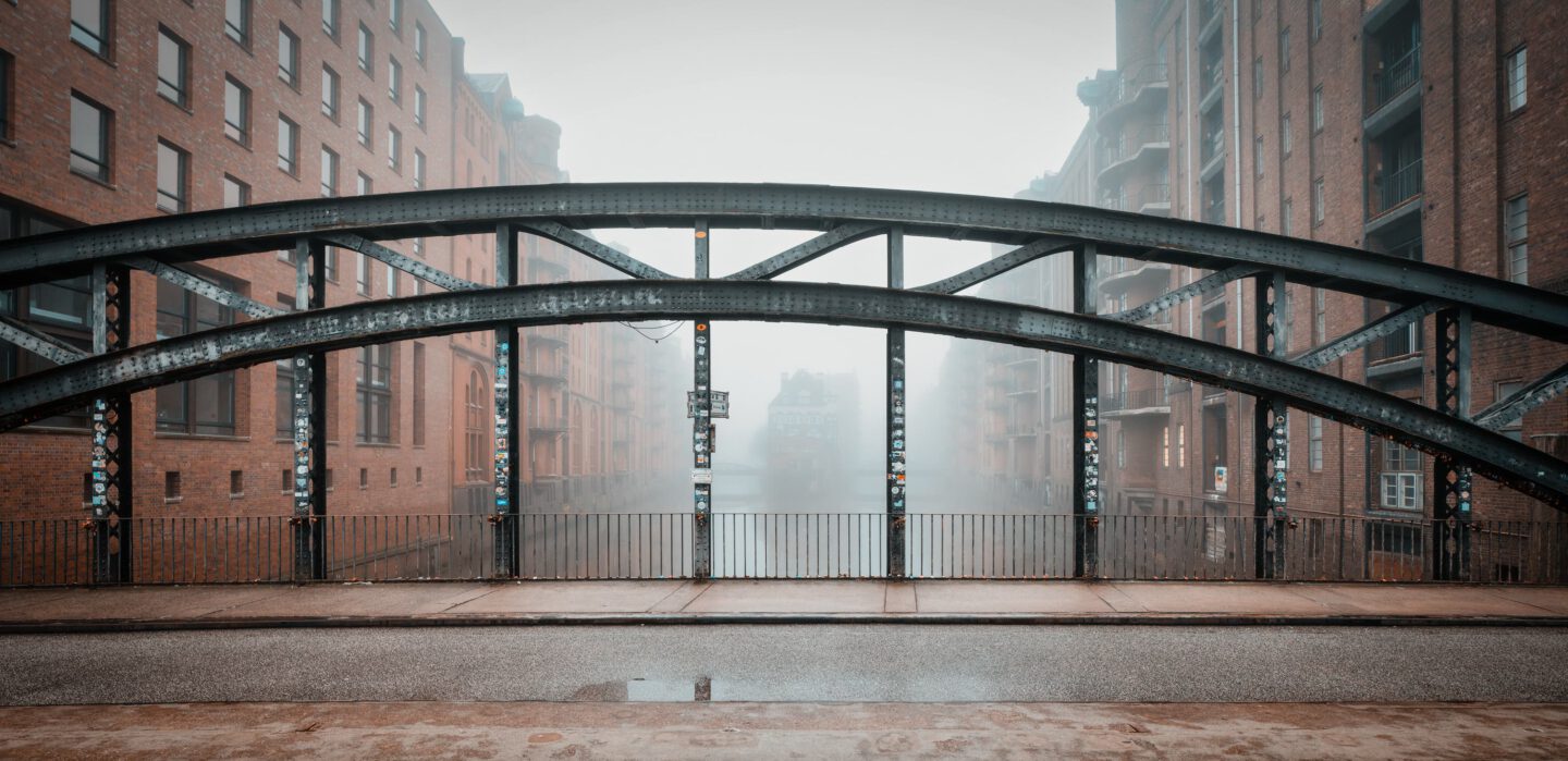 Hamburg ist eine der bedeutendsten und faszinierendsten Städte Deutschlands, und ihre visuelle Darstellung durch hochqualitative Fotografien ist ein beeindruckendes Mittel, die Vielfalt und Schönheit dieser Metropole zu zeigen. Besonders hervorzuheben sind die zahlreichen beeindruckenden Blickwinkel und Perspektiven, die in den Bildern eingefangen werden, angefangen bei der ikonischen **Elbphilharmonie**, die als modernes Wahrzeichen gilt, bis hin zu den weitläufigen, historischen Hafengebieten, die einen unvergesslichen Charme versprühen. Hamburgs berühmte **Landungsbrücken**, das lebendige **Speicherstadt**-Viertel und der **Alstersee** bieten eine Vielzahl an Fotomotiven, die das kulturelle Erbe und die dynamische Entwicklung der Stadt widerspiegeln. Die Qualität der Fotos spielt eine zentrale Rolle bei der Darstellung dieser Elemente. Hohe Auflösungen, gestochen scharfe Details und lebendige Farben sorgen dafür, dass der Betrachter nicht nur die Architektur, sondern auch die Atmosphäre und das Lebensgefühl der Stadt nachempfinden kann. Lichtspiele, etwa bei Sonnenauf- oder -untergang, sowie die Reflexionen auf dem Wasser, die Hamburgs Skyline verschönern, tragen zur besonderen Ästhetik der Fotos bei. In der fotografischen Darstellung Hamburgs finden sich oft auch Kontraste zwischen der historischen Bausubstanz und der modernen Architektur, was die Stadt als einen Ort der Verbindung zwischen Tradition und Innovation darstellt. Diese ästhetischen Highlights, gepaart mit einer starken technischen Umsetzung, ermöglichen es, Hamburg aus unterschiedlichen Blickwinkeln zu erleben und seine vielseitige Persönlichkeit visuell nachzuvollziehen.