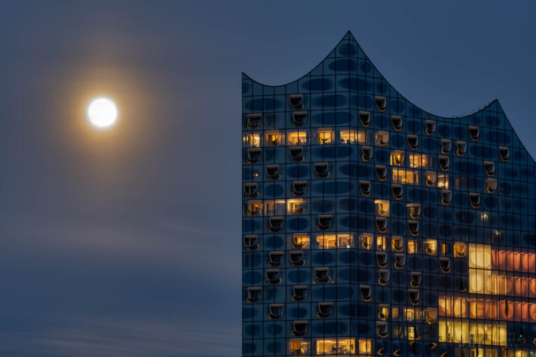 Elbphilharmonie mit Mond