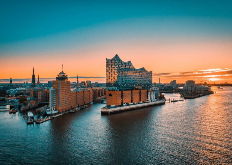 Im Trend: Moderne Hamburg Bilder 55 Blick in den Hamburger Hafen