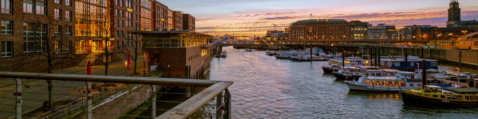 Architektur, Draußen, Fluss, Gebäude, Gewässer, Hafen, Natur, Stadt, Treppenhaus, Wasser, blau, grau, schwarz, www.das-hamburg-foto.de